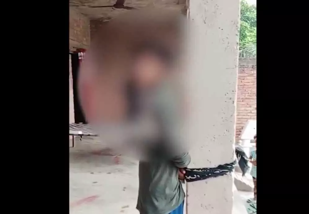 मासूम को तालिबानी सजाः चोरी के शक में नाबालिग को खंभे में बांधा, हैरान कर देने वाला VIDEO सामने आया