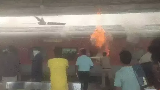 Visakhapatnam रेलवे स्टेशन पर यात्री ट्रेन के AC कोच में लगी आग