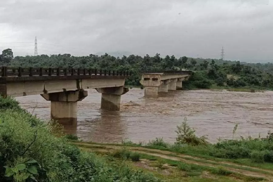 Jharkhand के बोकारो में लगातार बारिश के बाद पुल ढह गया