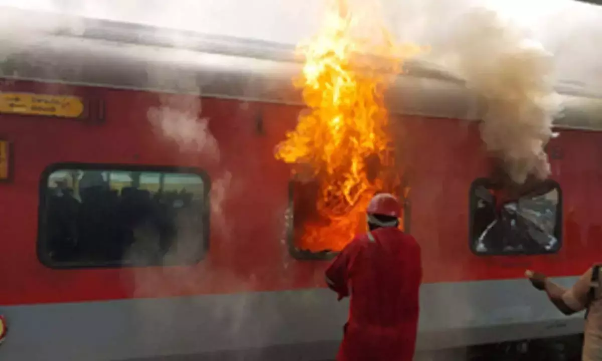 Vizag रेलवे स्टेशन पर आग लगी; किसी के हताहत होने की खबर नहीं