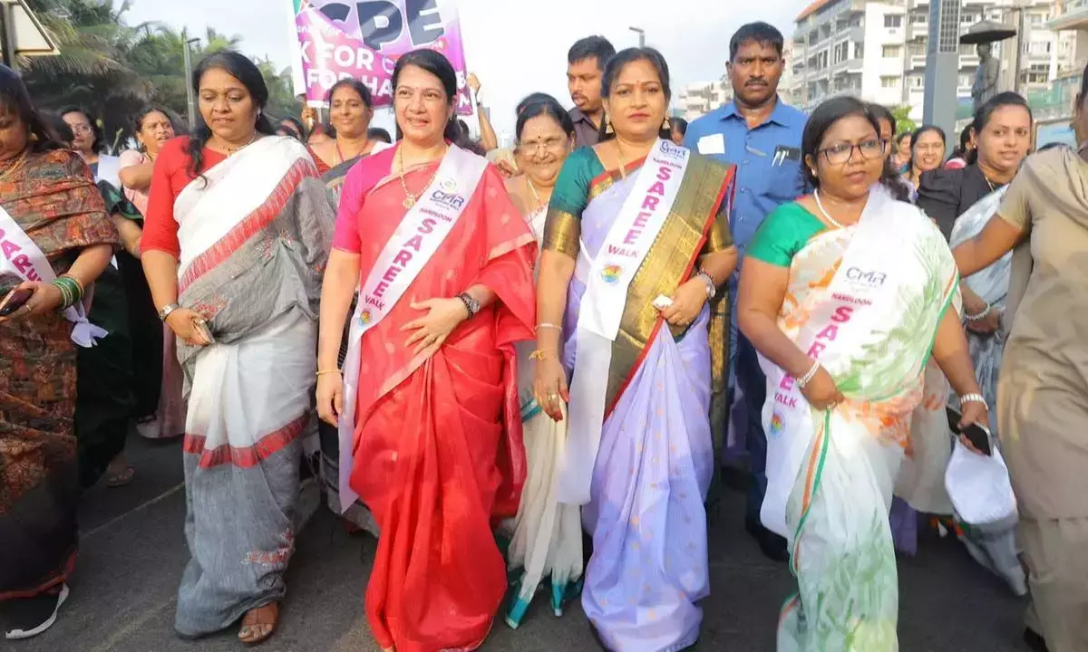 Andhra Pradesh: गृह मंत्री ने साड़ी वॉक में हिस्सा लिया