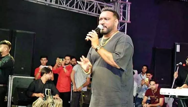 HP NEWS: पंजाबी गायक के गानों पर पंडाल के बाहर भी युवाओं ने जमकर की मस्ती