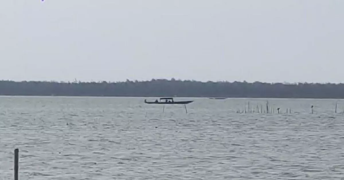 तकनीकी खराबी के कारण Chilika lake में फंसी वन विभाग की गश्ती नाव