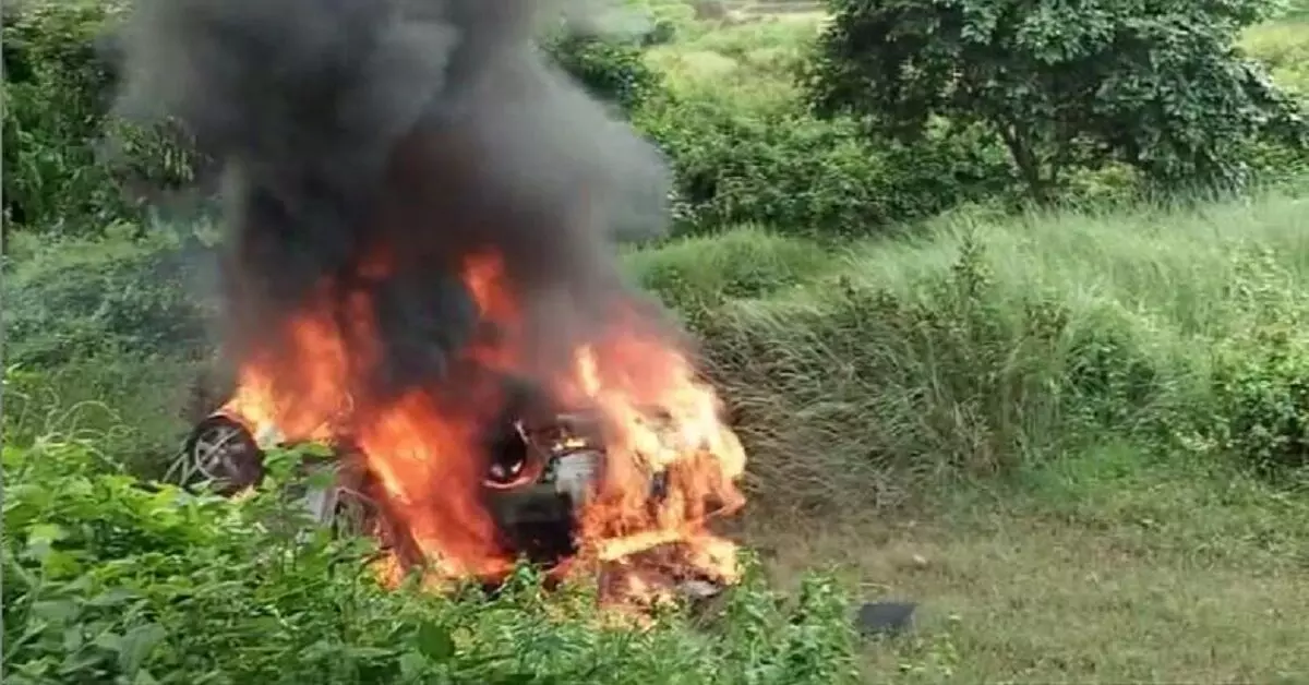 Ola scooter से टकराने के बाद कार में लगी आग