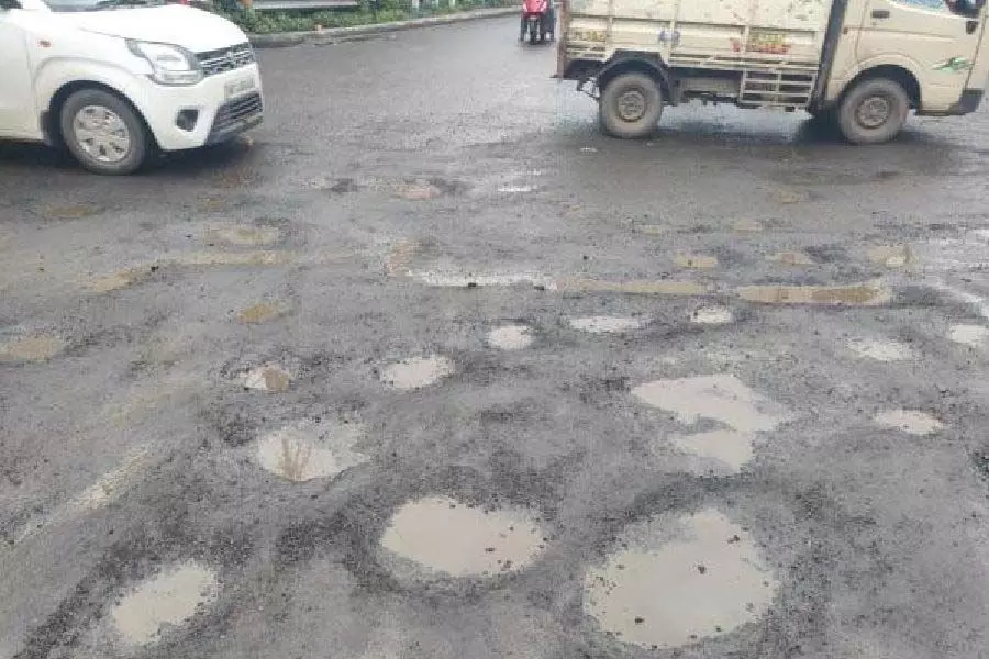 पुलिस ने क्षतिग्रस्त और टूटी सड़कों की सूची बनाकर Kolkata नगर निगम को भेजी