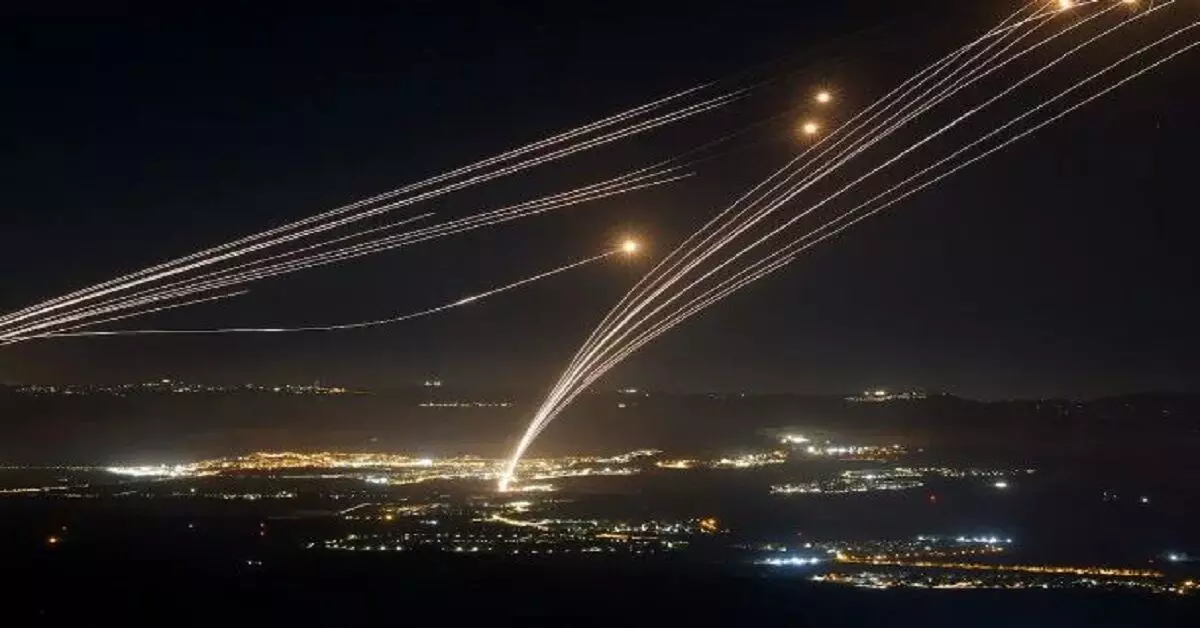 Hezbollah ने इजराइल पर दर्जनों रॉकेट दागे, जिससे क्षेत्र में युद्ध की आशंका पैदा हो गई