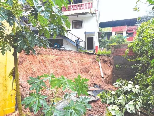 Minor landslide at Pajifond: अधिकारियों ने एहतियात के तौर पर एक परिवार को निकाला