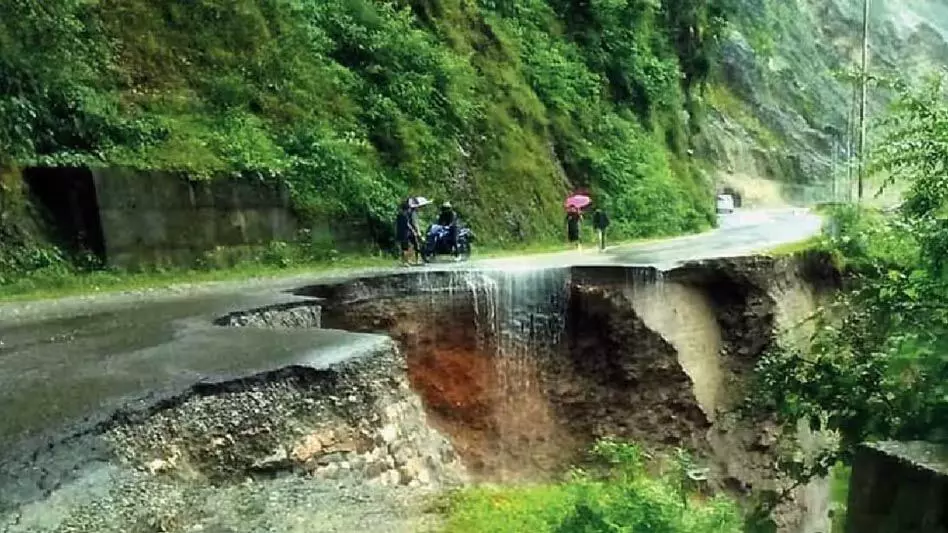 Sikkim : वाहनों को एनएच 10 पर संवेदनशील स्थानों से बचने के लिए वैकल्पिक मार्ग अपनाने का निर्देश