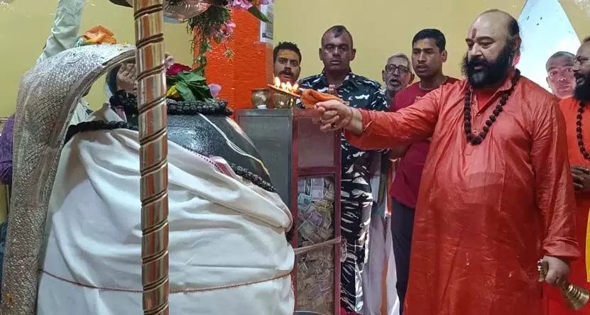 छड़ी मुबारक को Srinagar के शंकराचार्य मंदिर ले जाया गया