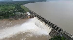 Tikamgarh :पिछली 24 घंटे से हो रही बारिश के चलते धसान नदी उफान ,बांध 12 गेट खोले गए