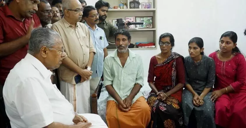 KERALA : सीएम पिनाराई ने कोझिकोड में अर्जुन के परिवार से मुलाकात की