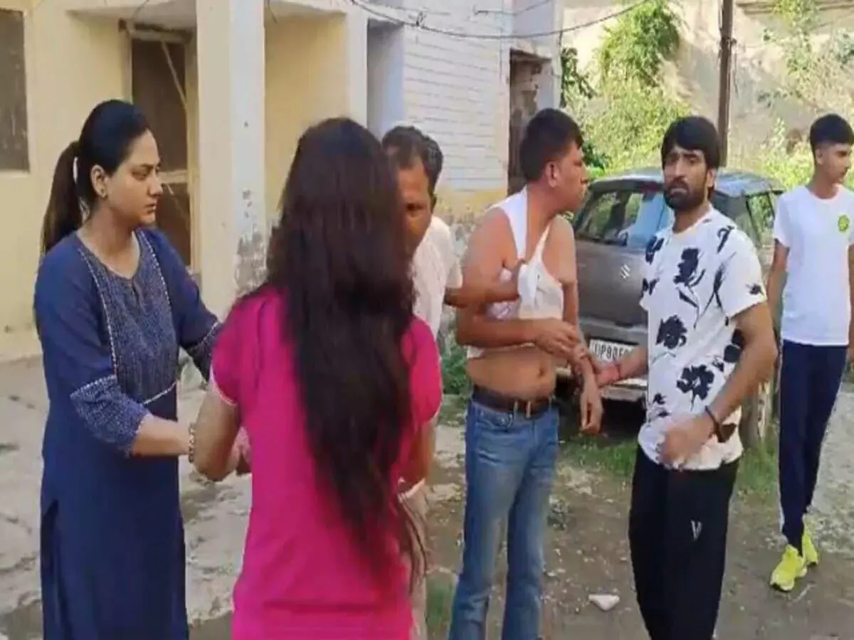 Uttar Pradesh : दरवाजा खटखटाया महिला इंस्पेक्टर और जीजा को बाहर निकाला