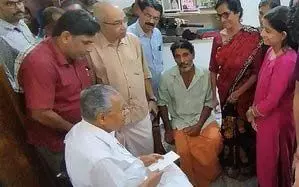 Pinarayi Vijayan ने कर्नाटक में लापता ट्रक चालक के घर का दौरा किया
