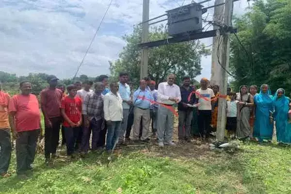 Giridih: भाजपा नेता लक्ष्मण सिंह के प्रयास से लगा नया ट्रांसफार्मर  giridih: bhaajapa neta laksh