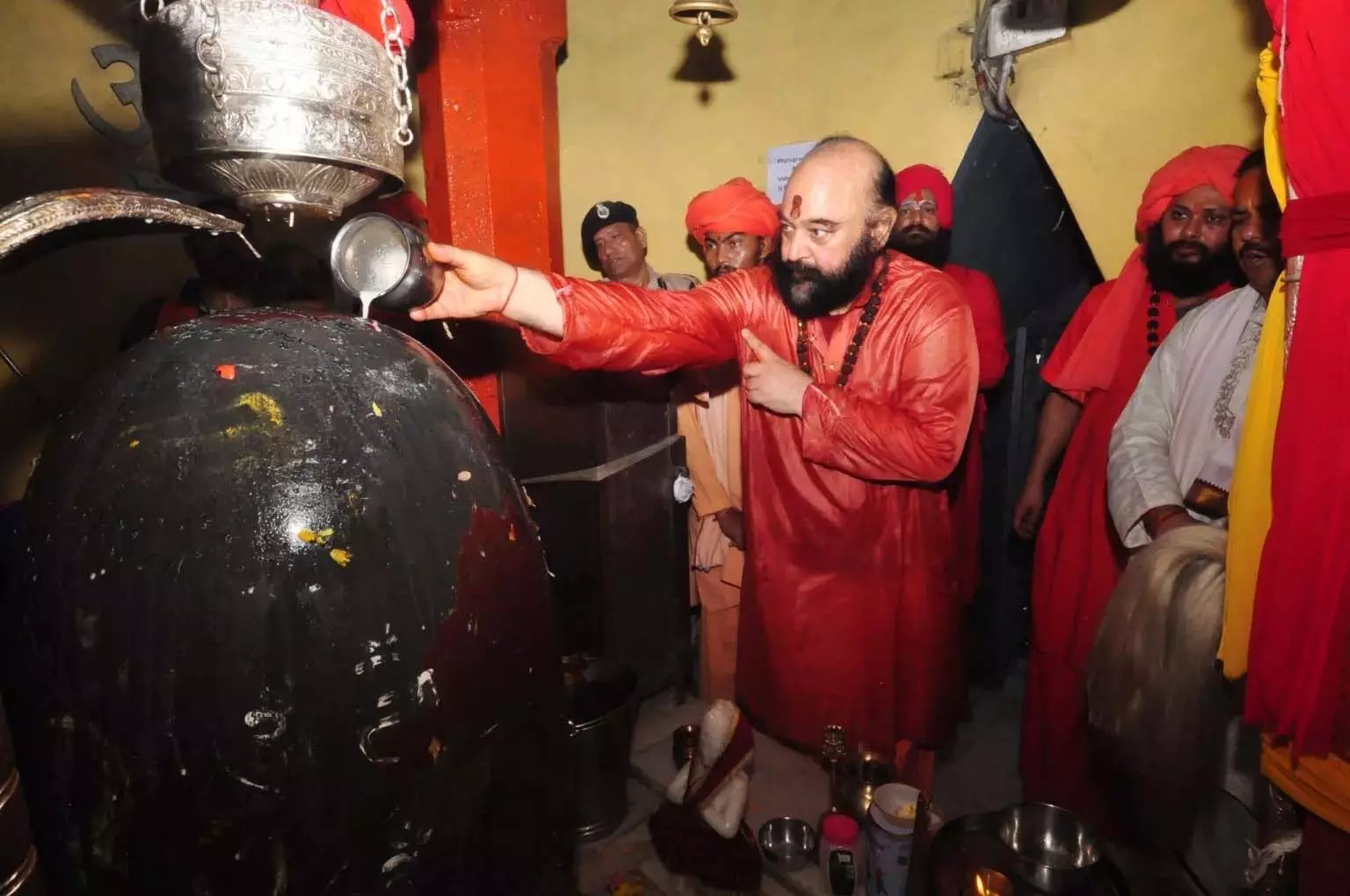 छड़ी मुबारक को Srinagar के शंकराचार्य मंदिर ले जाया गया