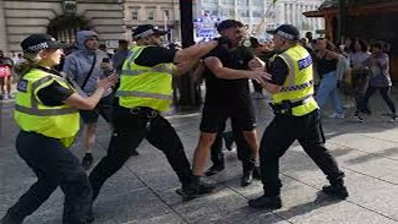 UK और उत्तरी आयरलैंड में आव्रजन विरोधी प्रदर्शन उग्र, दर्जनों लोग गिरफ्तार