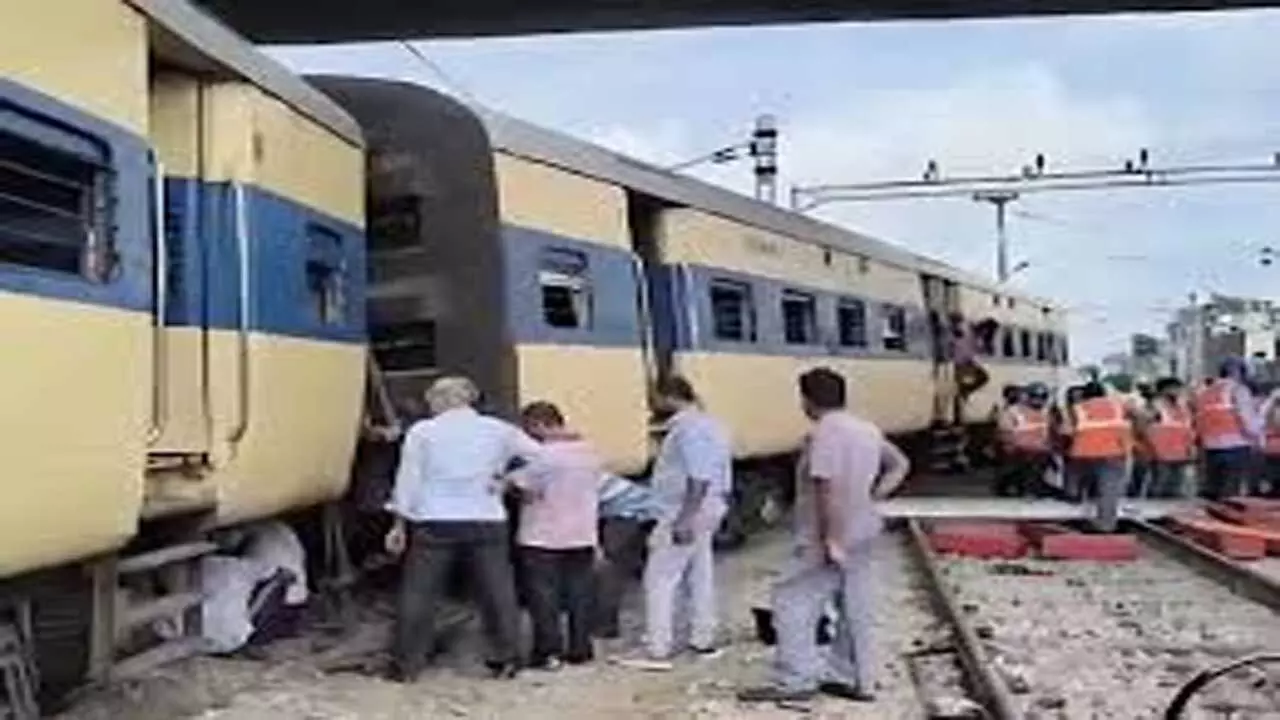 UP के सहारनपुर में लोकल ट्रेन के 3 डिब्बे पटरी से उतरे