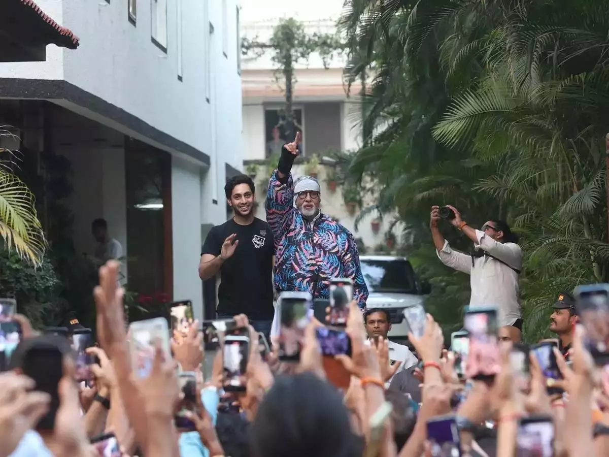 Amitabh Bachchan ने जलसा के बाहर प्रशंसकों का अभिवादन किया
