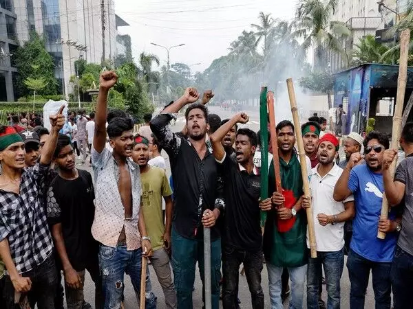 Bangladesh में ताजा विरोध प्रदर्शनों में 13 पुलिस अधिकारियों सहित 76 लोगों की मौत
