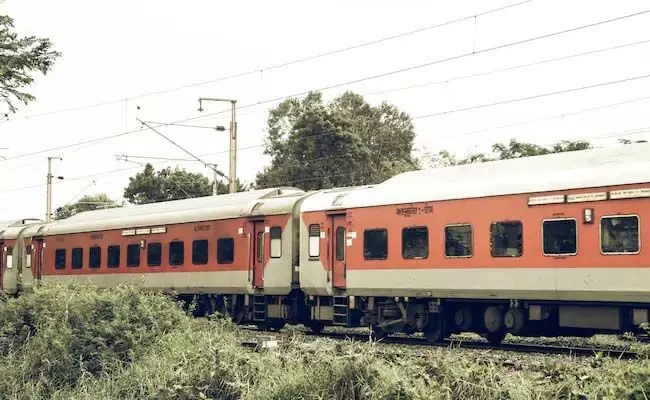 Gujrat: ट्रेन यात्रा के लिए वैध प्राधिकरण या टिकट की आवश्यकता है: रेलवे