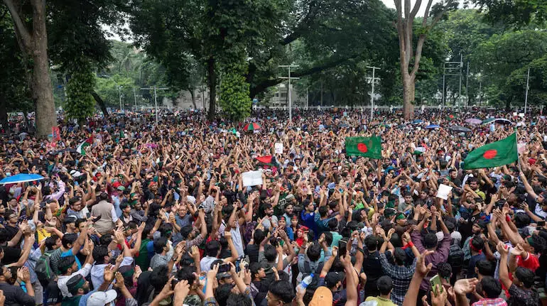 Bangladesh: हिंसा भड़का 100 लोगों की मौत, छात्रों ने की पीएम हसीना के इस्तीफे की मांग
