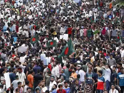 Bangladesh: हिंसा में 100 मौत, भारत ने बांग्लादेश यात्रा पर लगाई रोक