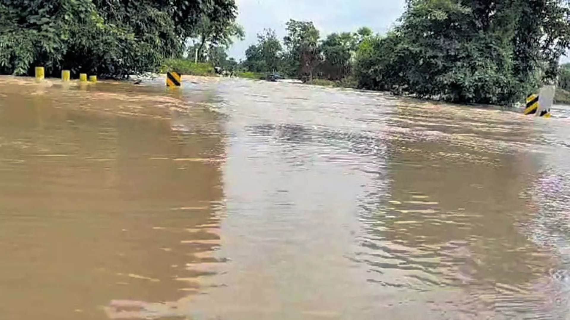 Malkangiri: पुल डूबने से सड़क संपर्क प्रभावित