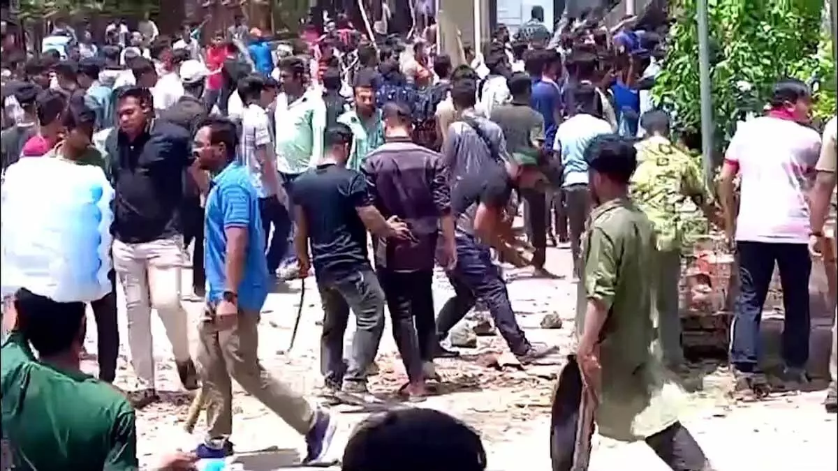 बांग्लादेश में हिंसक प्रदर्शन, भारत ने अपने नागरिकों के लिए जारी की एडवाइजरी