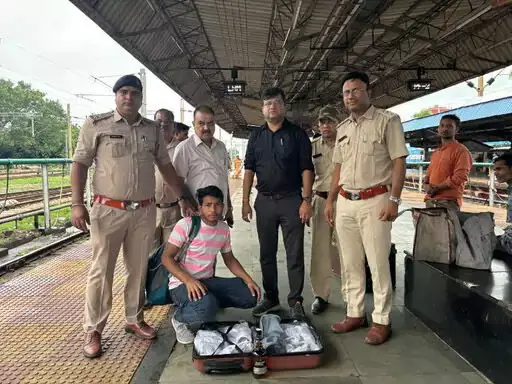 Raipur: ट्रेन में कोच अटेंडर शराब सप्लाई करते गिरफ्तार