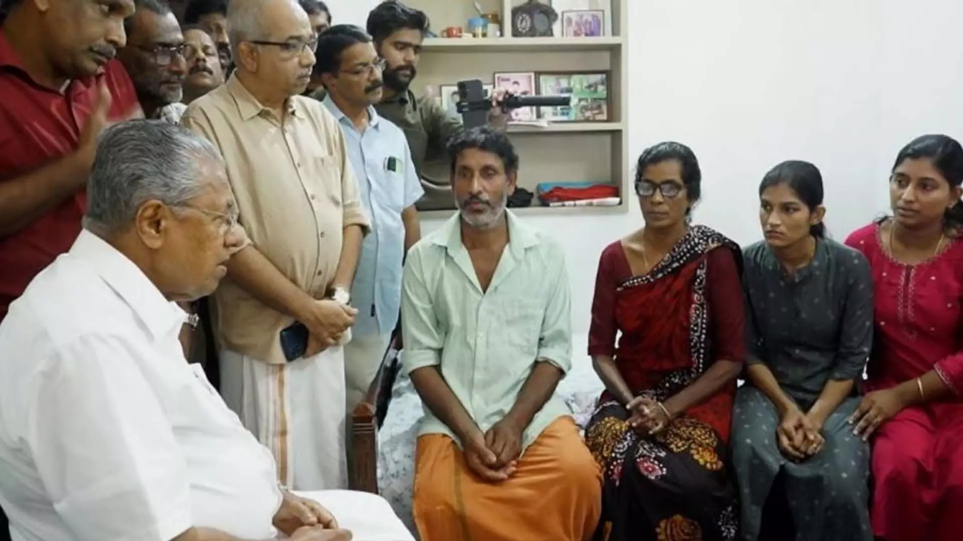Chief Minister पिनाराई विजयन ने कोझिकोड में भूस्खलन पीड़ित के घर का दौरा किया