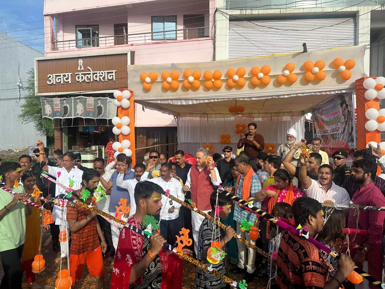 राजनांदगांव में रमन सिंह ने कांवड़ियों पर फूल बरसाकर किया स्वागत