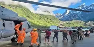 Uttarakhand: पहाड़ों पर बादल फटने से तबाही, उत्तराखंड के केदारघाटी में 500 लोग अब भी फंसे