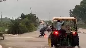 Uttar Pradesh: लबालब पानी के बीच बह गया, बाइक सवार