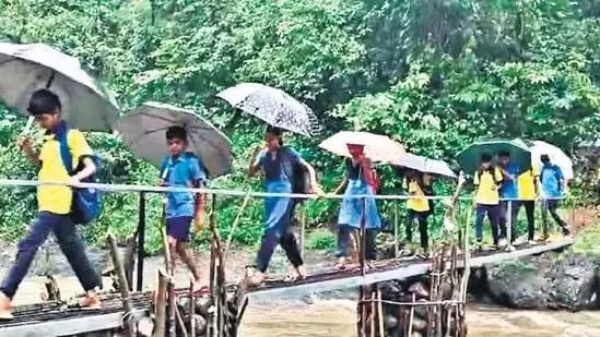 Murbad: मुरबाड़ के ग्रामीणों ने संसाधन जुटाए, उफनती नदी को पार करने के लिए पुल बनाया