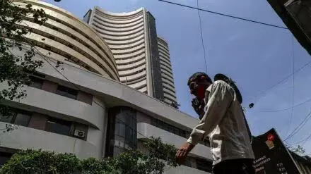 Stock market: सेंसेक्स 2,400 अंक गिरा, निफ्टी 24300 के करीब, जानें कारण