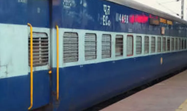 73 ट्रेनें कैंसिल, यात्रियों ने जताई नाराजगी
