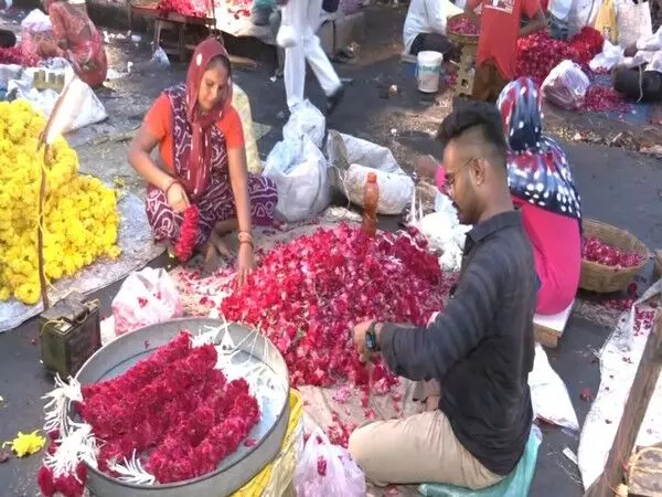 Gujarat: श्रावण मास में फूलों की कीमतों में उछाल
