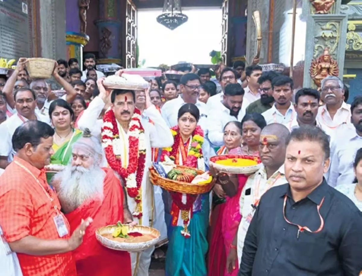 Andhra :  एक लाख से अधिक भक्तों ने देवी कनक दुर्गा को आषाढ़ सायर चढ़ाया