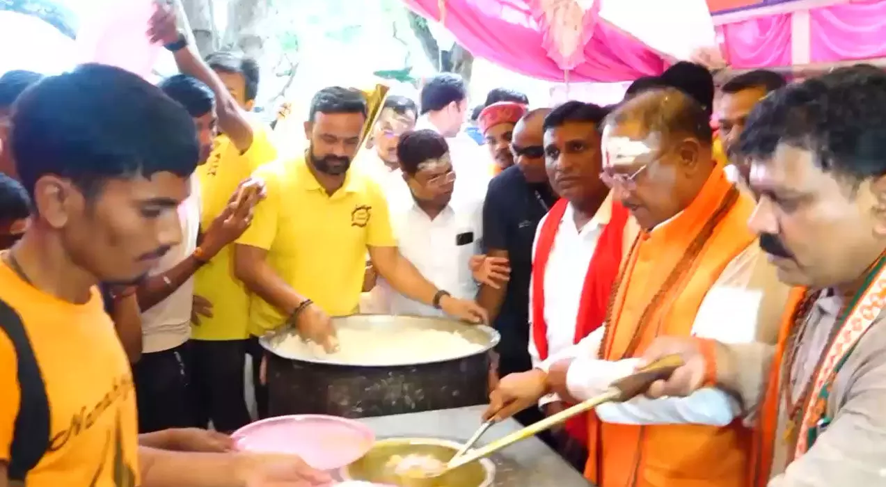 CM विष्णुदेव साय ने भोरमदेव मंदिर परिसर में कावड़ियों-श्रद्धालुओं को प्रसाद का किया  वितरण