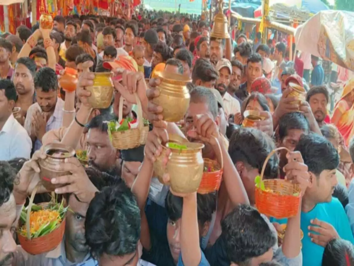 Bihar: तीसरी सोमवारी पर गरीबनाथ मंदिर में उमड़ा जन सैलाब