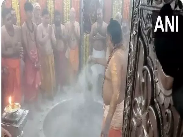 Ujjain के महाकालेश्वर मंदिर में भक्तों ने पूजा-अर्चना की