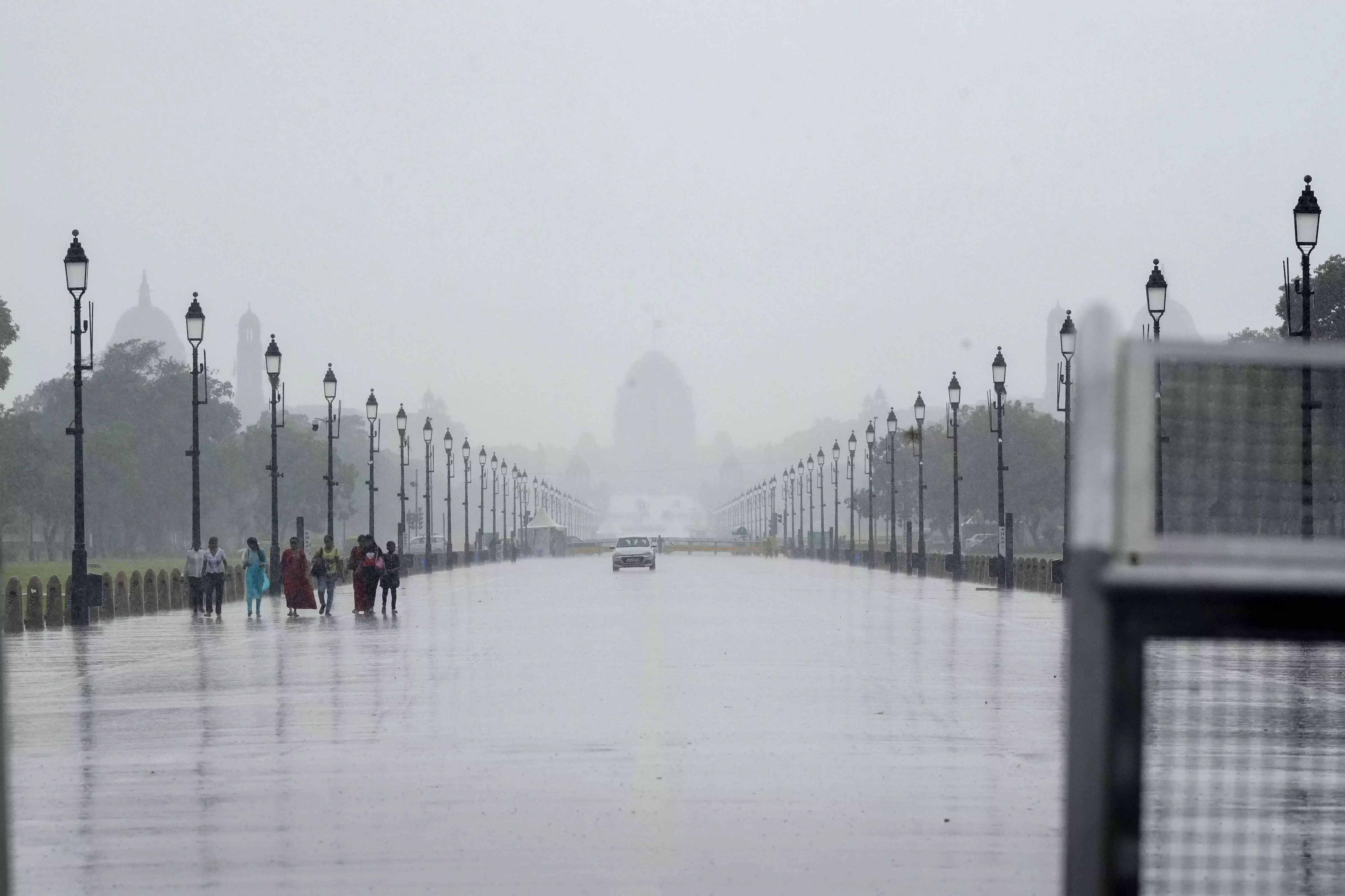 Delhi में दिन में हल्की बारिश की सम्भावना, दर्ज की गई 26 डिग्री सेल्सियस