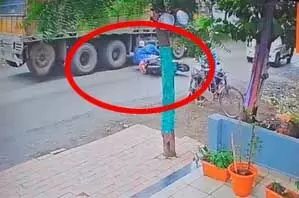 LIVE वीडियो: ओवरटेकिंग के दौरान ट्रक की चपेट में आए भाई-बहन, एक की मौत