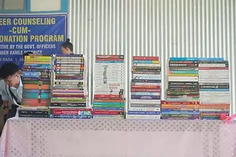 Arunachal :  डिप्टी कमिश्नर शशांक मणि त्रिपाठी की पहल पर लाइब्रेरी को 150 पुस्तकें दान कीं
