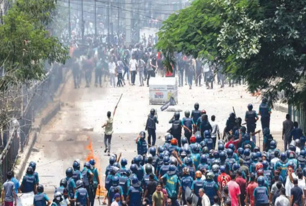 Bangladesh: बांग्लादेश में हिंसक झड़पों में 14 पुलिसकर्मियों सहित 73 लोगों की मौत