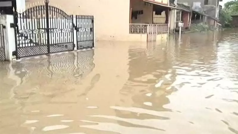 Navsari : बाढ़ से जनजीवन अस्त-व्यस्त, वखारिया बंदर रोड पर पानी भर गया