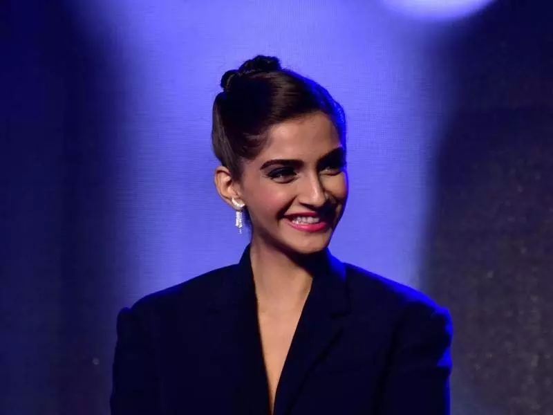 Sonam Kapoor ने बांग्लादेश में छात्र पर आश्चर्य व्यक्त किया