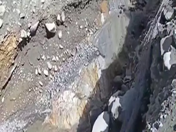 Himachal: लाहौल स्पीति में अचानक आई बाढ़ ने मनाली-लेह राजमार्ग को अवरुद्ध कर दिया