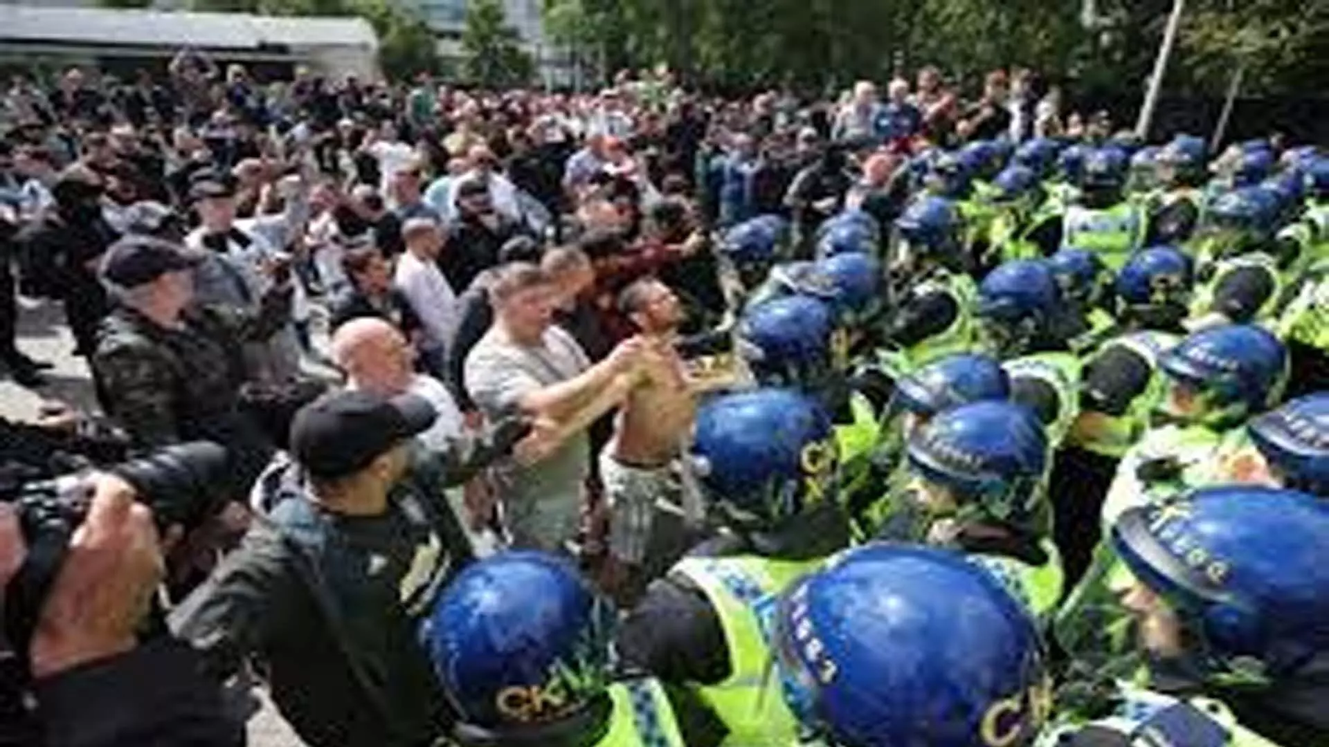 Britain में अप्रवासी विरोधी प्रदर्शनों में 100 लोग गिरफ्तार
