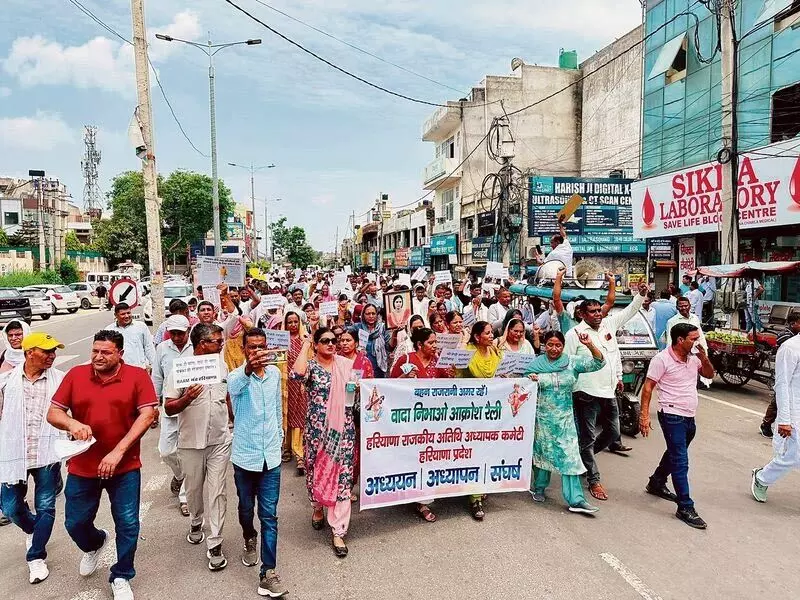 Haryana : अतिथि शिक्षकों ने नौकरी नियमित करने की मांग को लेकर निकाला मार्च